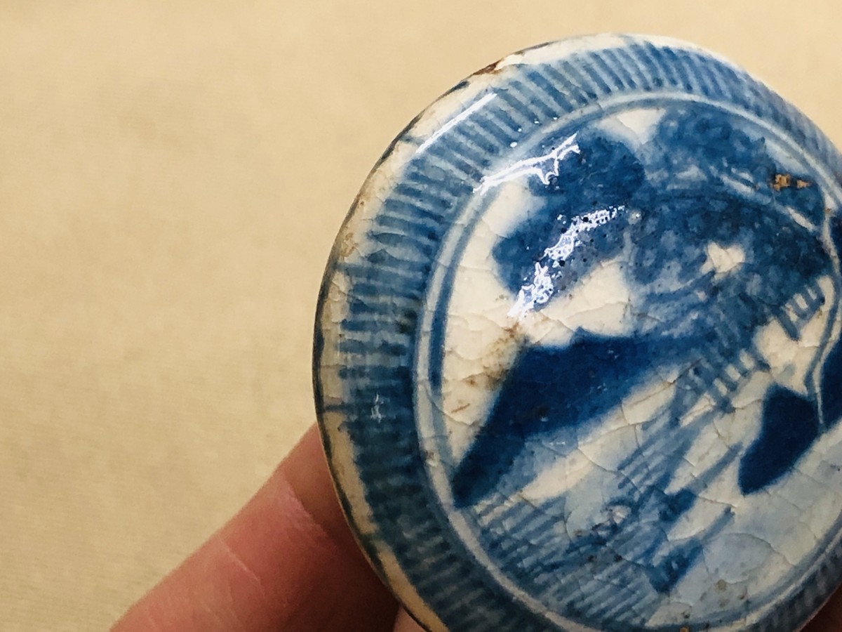 Y4215 NETSUKE Manju pottery underglaze blue Japan antique kimono