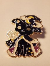 BLACK CAT WITH HAT HOLDING MOUSE LOGO PIN GREAT FOR ANY COLLECTION 