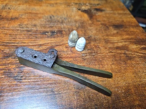 ANTIQUE VINTAGE CIVIL WAR 36 CAL COLT  BULLET MOLD AND 2 CIVIL WAR BULLETS.