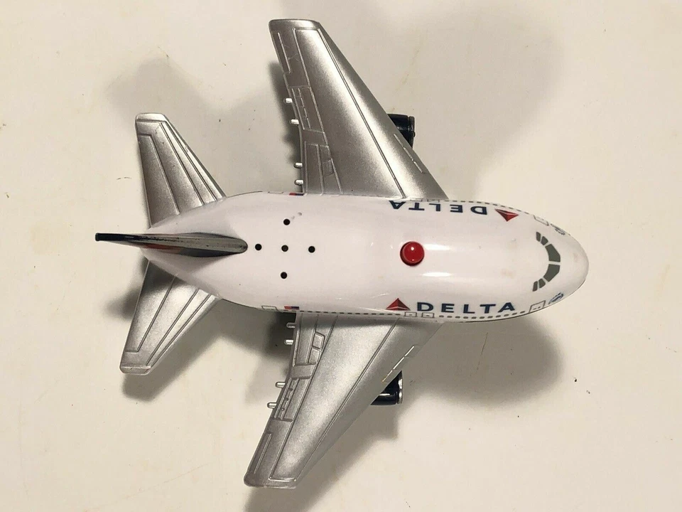 Realtoy Delta Airlines Pullback Takeoff Plane with Lights and Sounds Skyteam Jet - Image 4 of 4