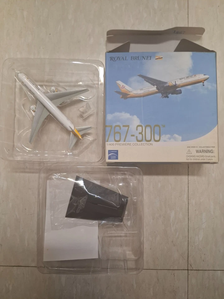 Dragon #55414 1/400 Royal Brunei  B767-300ER ~ V8-RBH (Airline) - Image 2 of 4