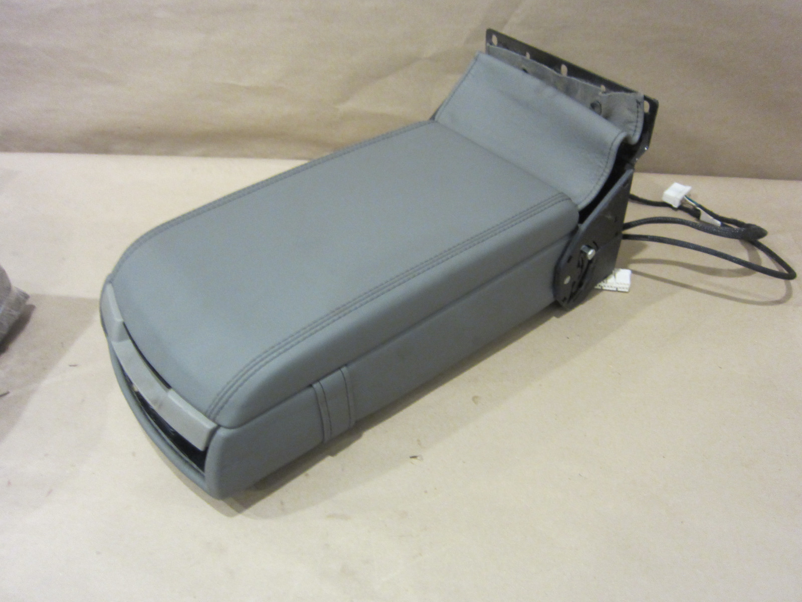 Maserati Quattroporte Rear Arm Rest/Console With Winterpack-Gray  9814221..