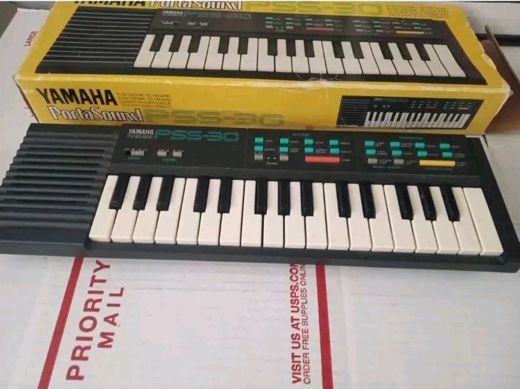Yamaha PortaSound PSS-30 Electronic Keyboard w/ Box - Tested Yamaha PortaSound PSS-30 Electronic Keyboard w/ Box - Tested