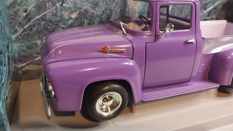 Camión Ford Street Rod 1956 púrpura 1:18 ERTL American Muscle. Foto 3 de 4