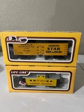 Vintage lot of 2 Life Like H.O model train cars rolling stock