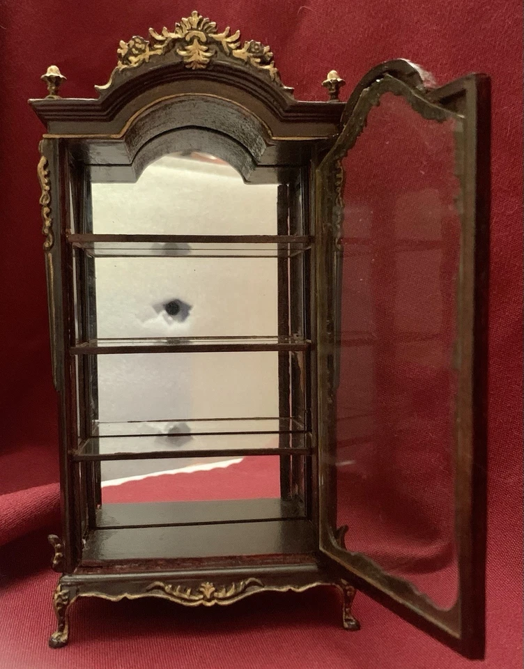 De colección. Vitrina de muebles en miniatura para casa de muñecas Bespaq 5 estantes puerta borde dorado Foto 2 de 4