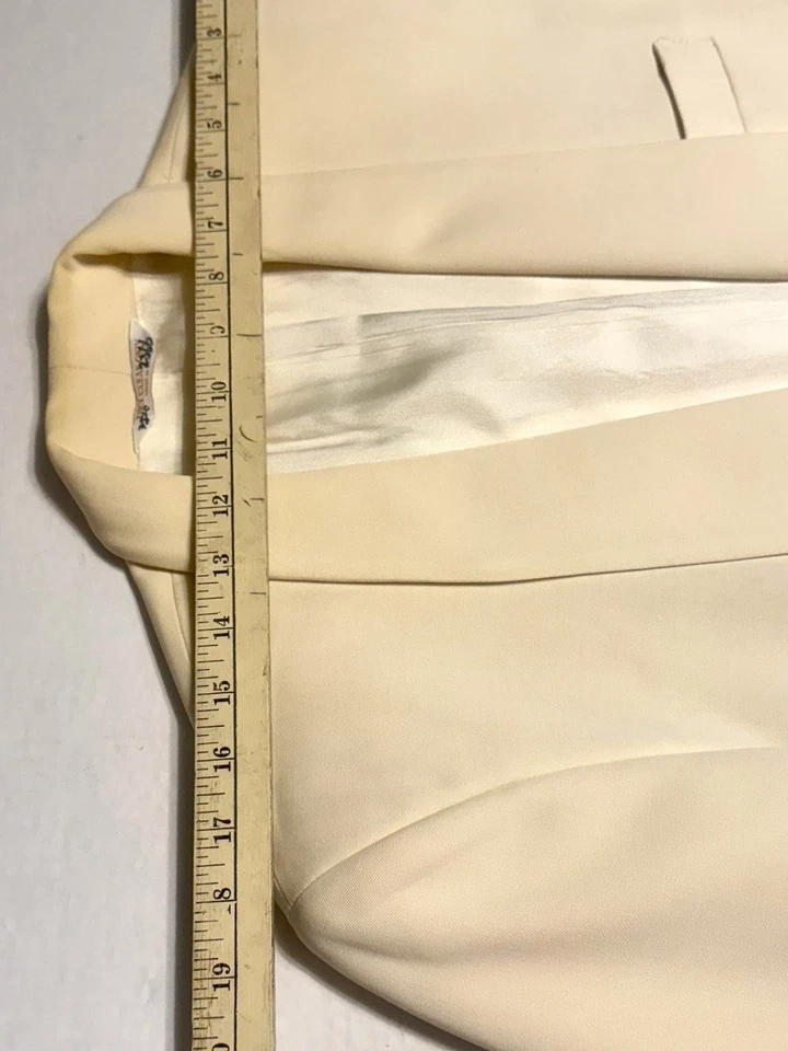 ADOLFO COUTURE OFF WHITE DINNER JACKET~SHAWL COLLAR~SINGLE BUTTON~SIZE 38 - Image 4 of 4