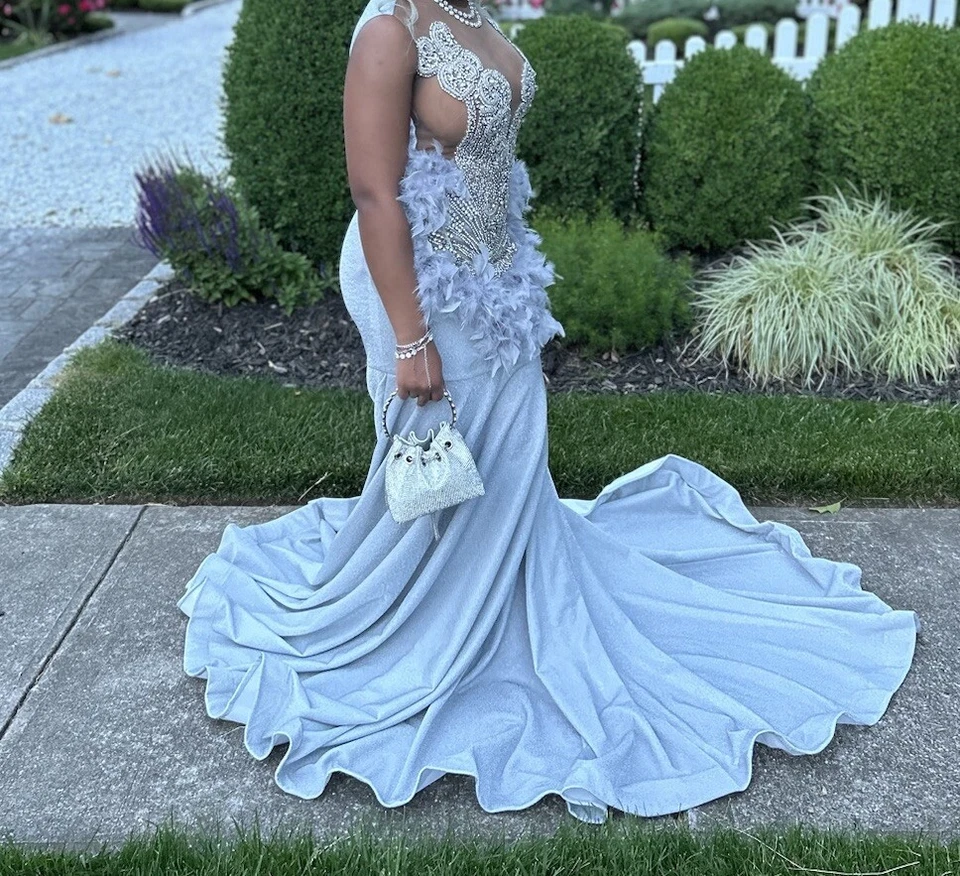 Vestido de graduación plateado y gris Foto 2 de 3