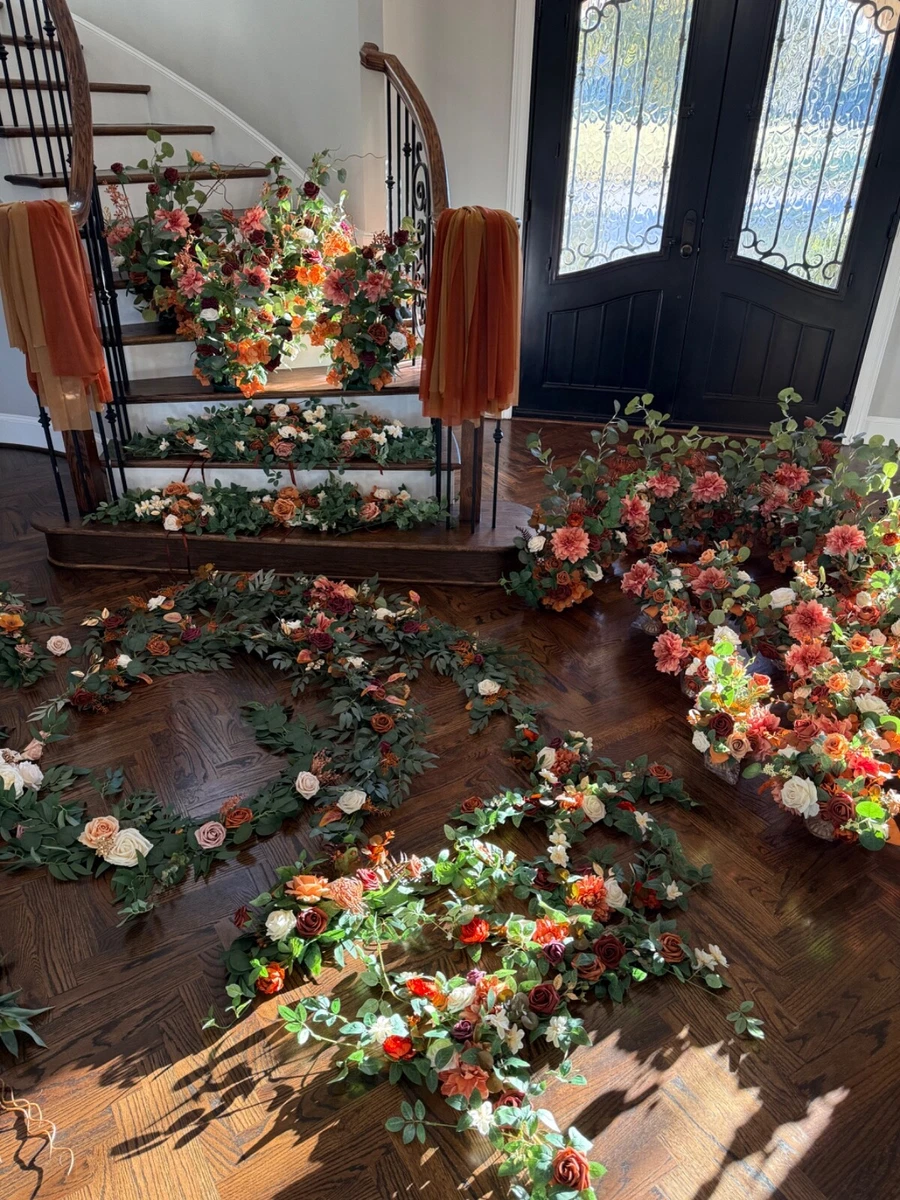 Ghirlande Bianche Dei Fiori Della Rosa Rossa E Del Gelsomino in