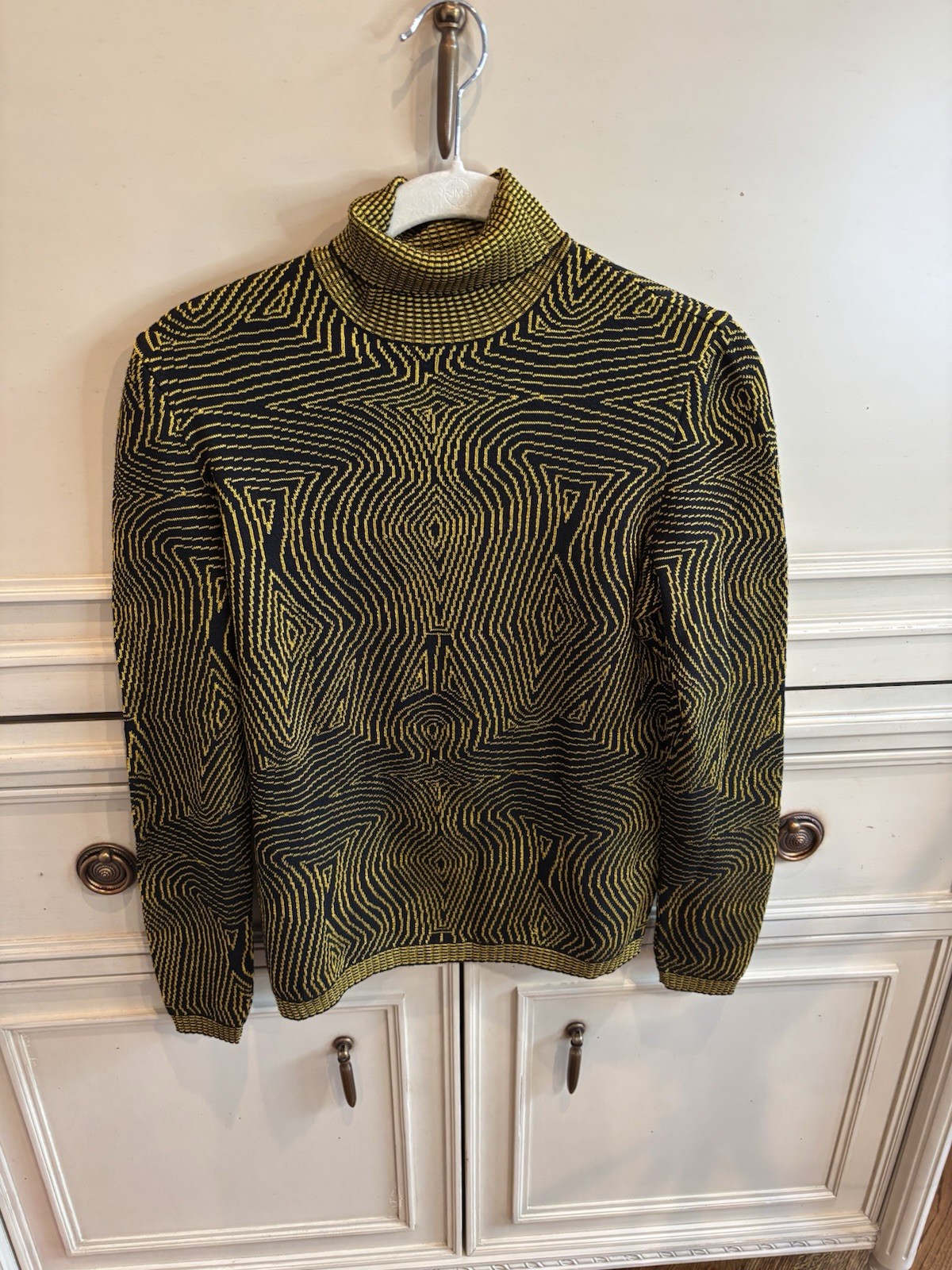 1996 Gianni Versace Gold Black Psychedelic Op Art Knit Roll-Neck Sweater 40/4