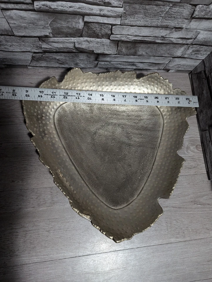 Bandeja de metal brutalista de aluminio martillado de colección de 15" decoración industrial arte escultura Foto 4 de 4