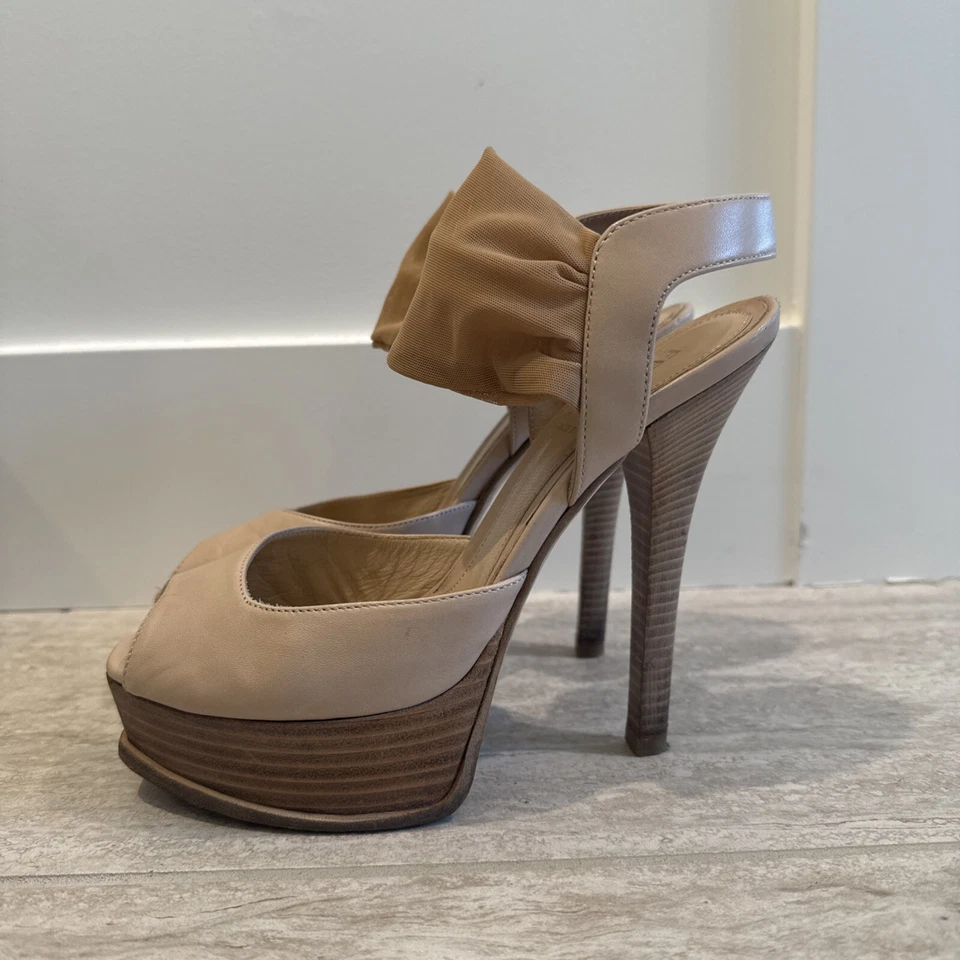 Bombas Fendi Peep-toe Slingback malha de couro nude - Imagem 3 de 4