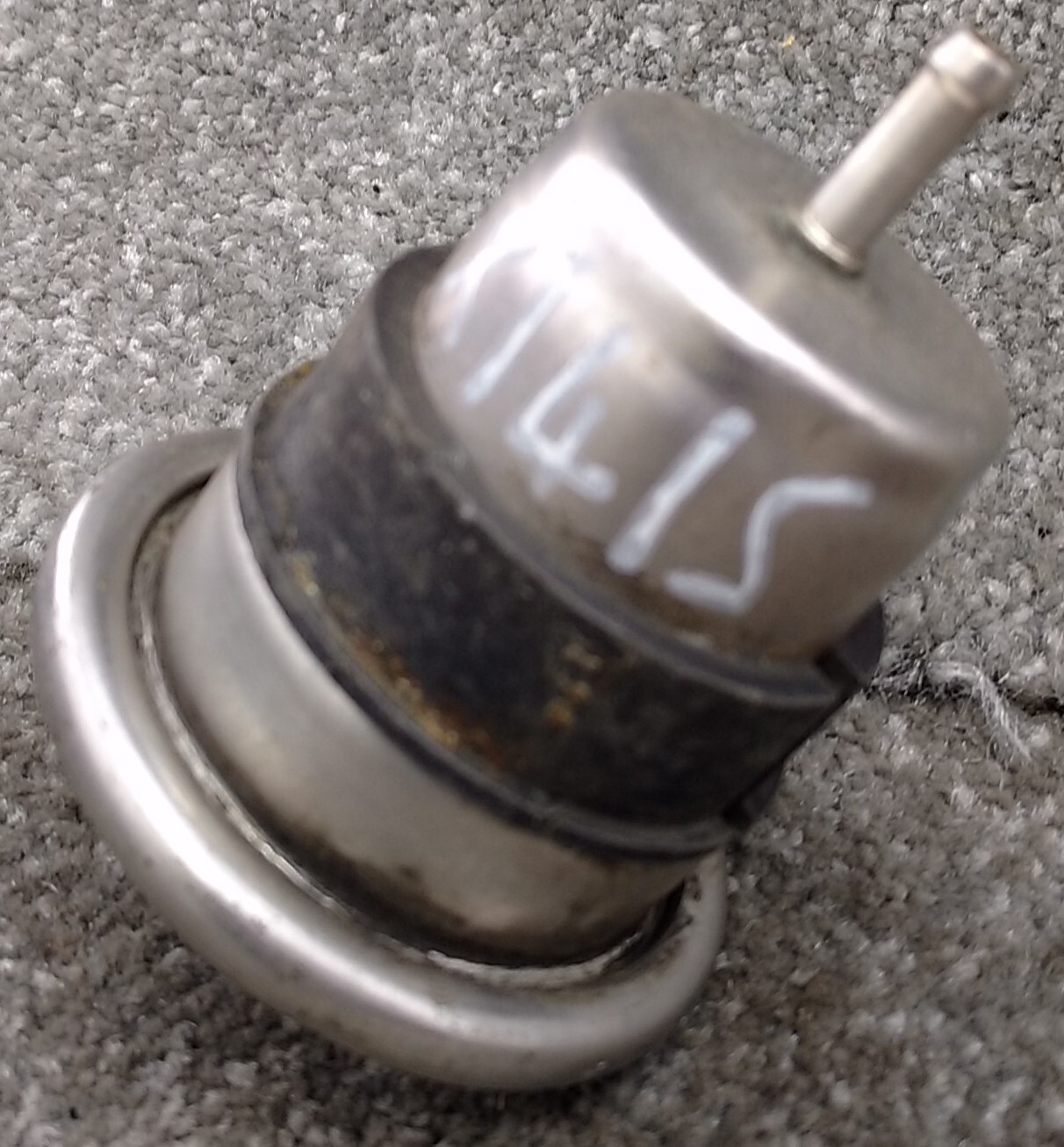 Mercedes Fuel Pressure Regulator Accumulator 0004760521 W201 W124 W126