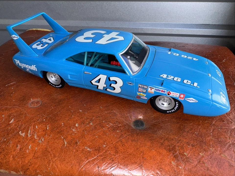 #43 Richard Petty 1970 Marc Times Racing News Edition Plymouth Superbird 1:24 Foto 2 de 4