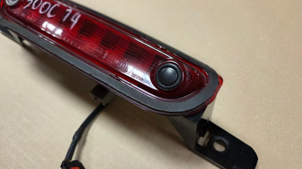 Chrysler 300 2011-2014 cámara de reversa de reversa tercera luz de freno, 57010606A Foto 3 de 4