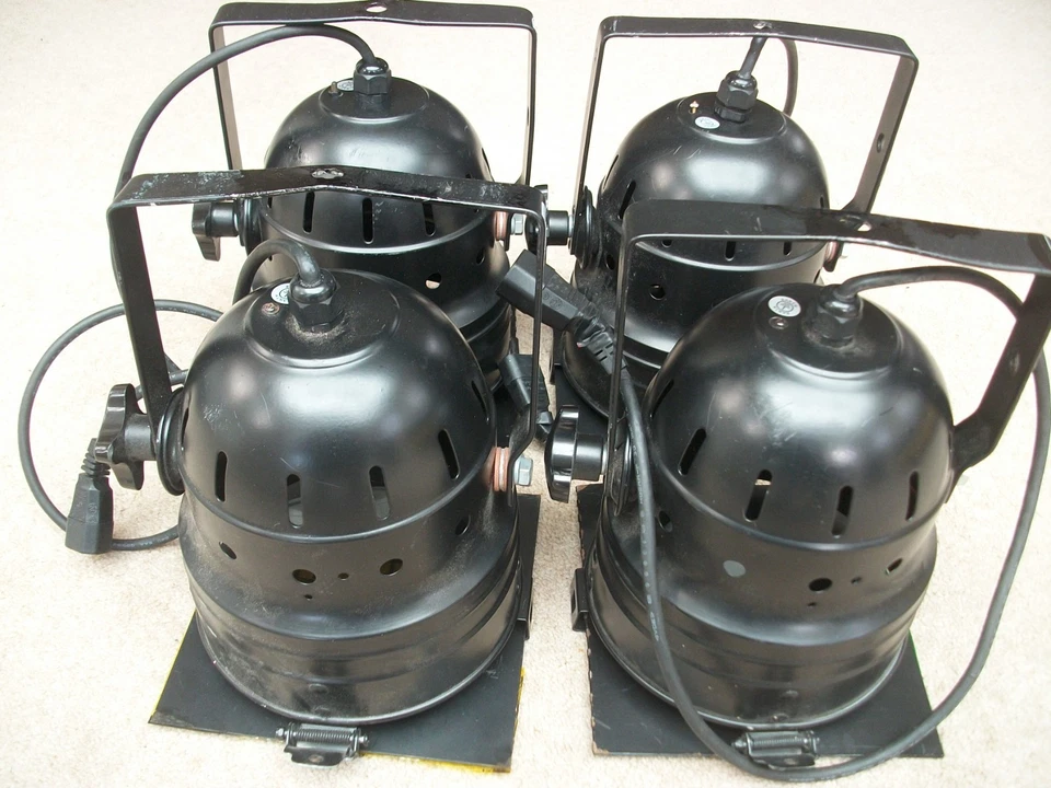 PAR 56 Short Nose PAR Cans Stage Black 4 of with Three 100 watt lamps - Image 3 of 3