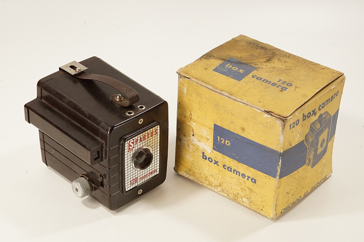 【non】 SPARTUS 120 FLASH CAMERA, WITH WATER-DAMAGED/MOLD-STAINED BOX