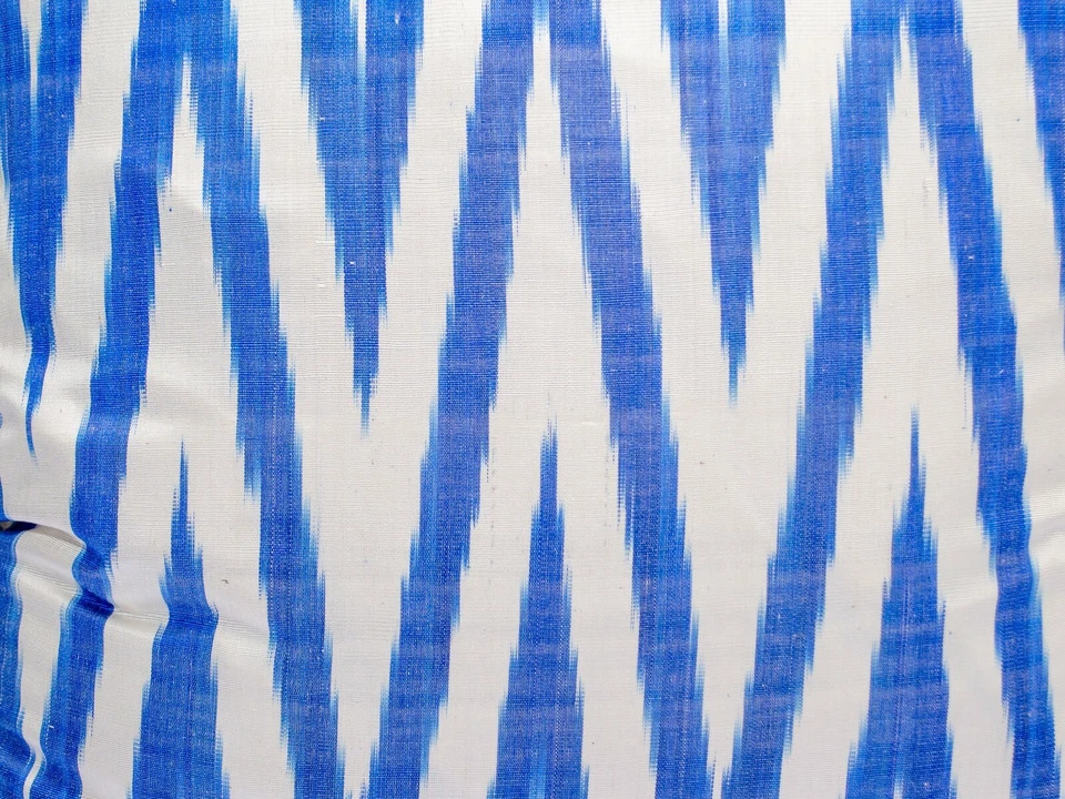 Funda de almohada ikat de seda azul almohada azul almohada uzbeka chevron ikat en California Foto 2 de 3