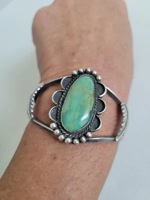 Vtg Old Pawn Navajo Sterling Silver Green Turquoise Feather Flower Bracelet Cuff - Image 1 of 4