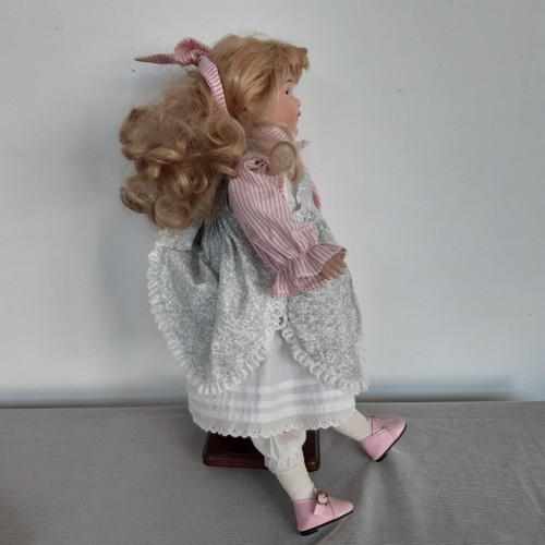 Vintage Porcelain Doll Made In England Isle Of Wight - Picture 3 of 8