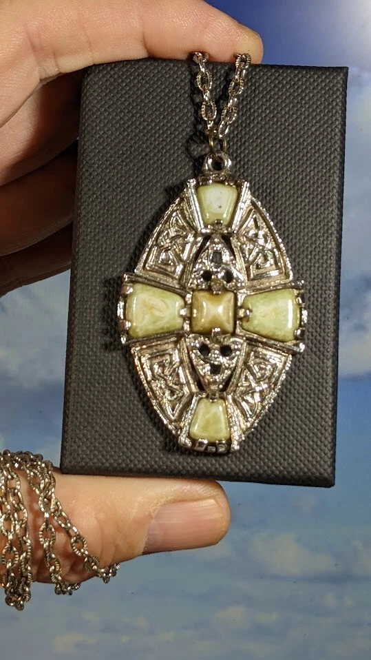 Colgante vintage de ágata de vidrio celta, en caja. 58x35mm. Longitud de cadena 60 cm Foto 4 de 4