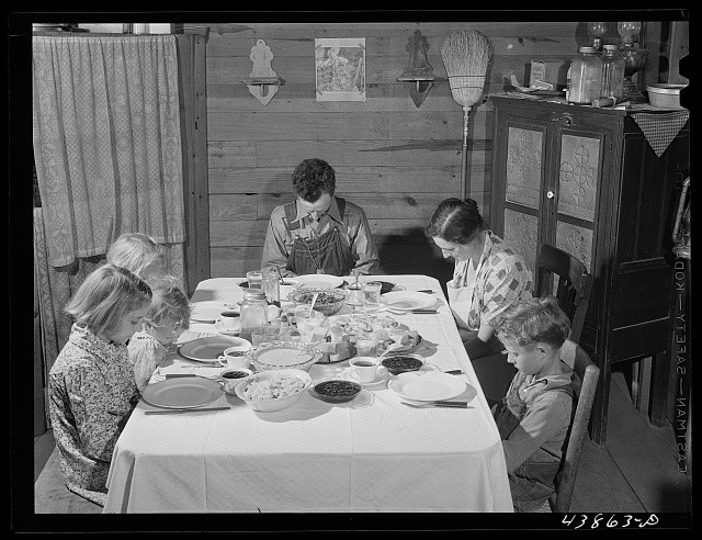 Photo:Carroll County Georgia Smith Family Saying Grace at Meal