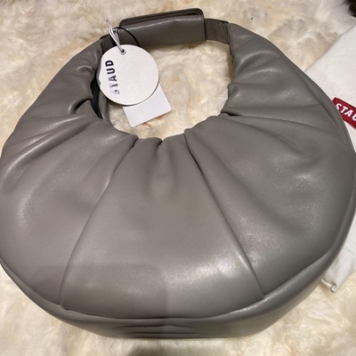STAUD Mini Moon Bag grau Kunstleder Schulter Handtasche mit Staubbeutel...