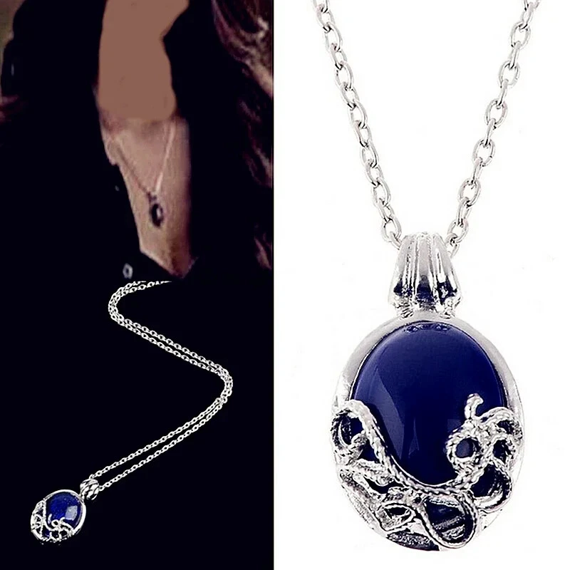 UoYu The Vampire Diar.s - Set di collane con ciondolo a forma di croce con simbolo di Elena Gilbert, collana con medaglione di Bennett Bonnie con adesivi, 23 pezzi