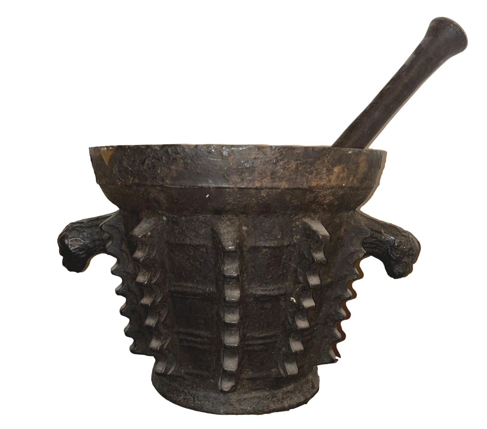 EXTRAORDINARY PHARMACY MORTAR, 5 RIBS. ZOOMORPHIC HANDLES. IRON. SPAIN. 17TH