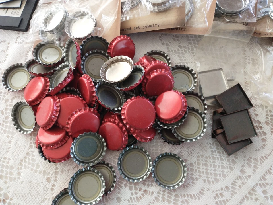 Lote de suministros artesanales imanes tapas de botellas puntos epoxi plumas espejos grabados + B22 Foto 2 de 4