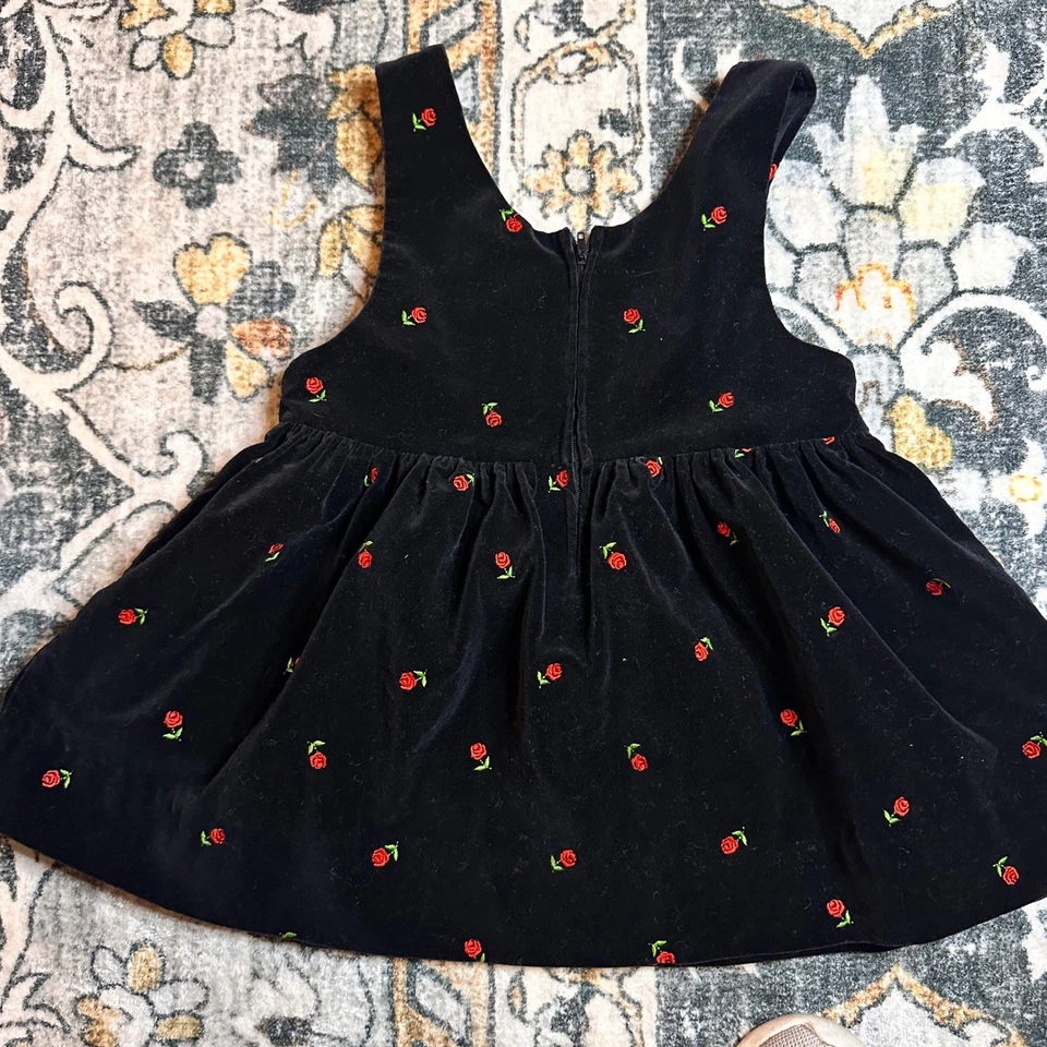 Vestido Vintage OshKosh B'gosh Veludo Rosebud 4T Preto Bordado Férias Jumper - Imagem 4 de 4