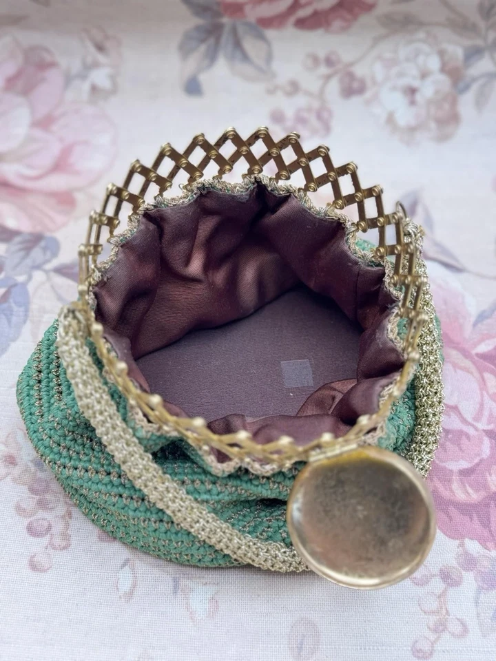 Vintage Green Crochet Evening Bag Reticule Expandable Brass Frame Satin Lined - Image 3 of 4