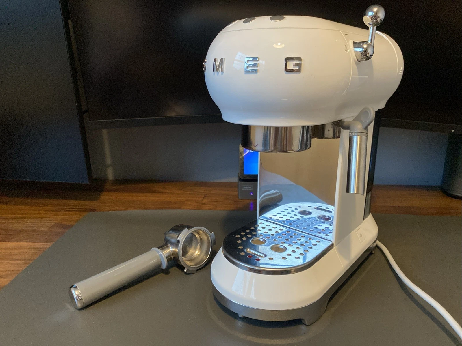 Smeg ECF01WHUK White Espresso Coffee Machine
Opens in a new window or tab