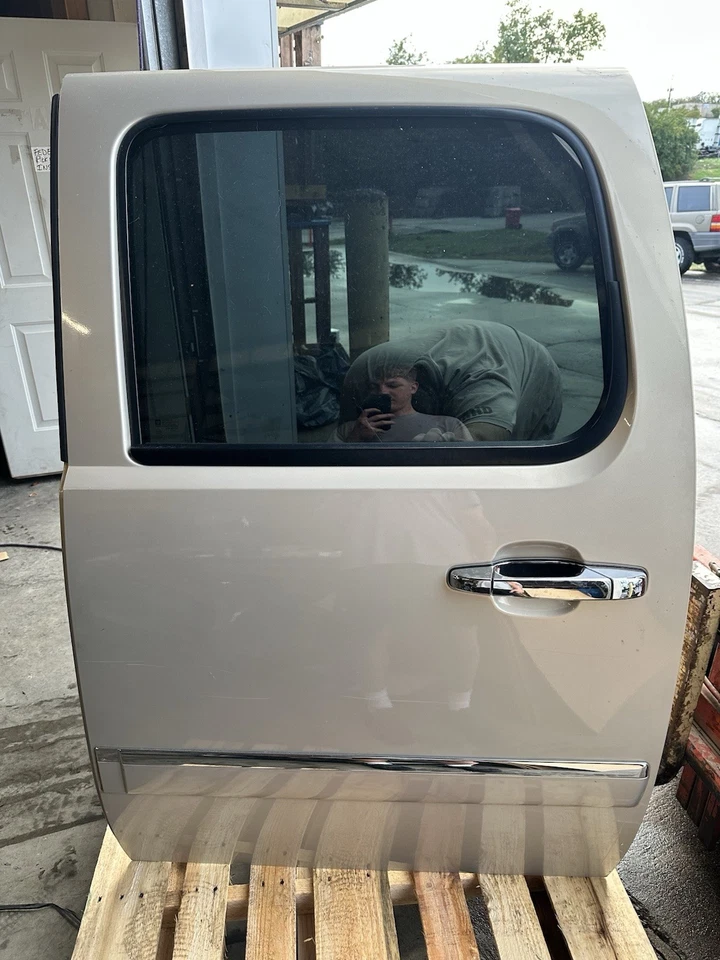 Chevrolet Tahoe/GMC YUKON 2007-2014 PUERTA TRASERA IZQUIERDA NIEBLA DORADA DEFECTO METÁLICO Foto 3 de 4