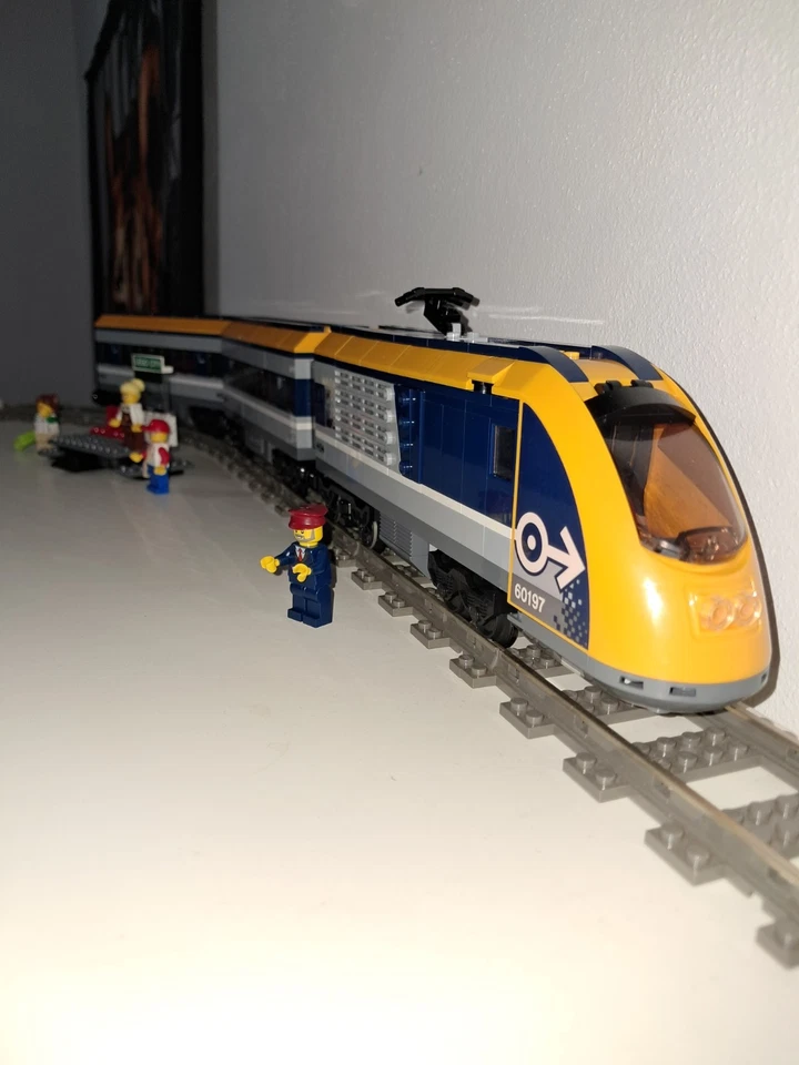 LEGO City 60197 Passenger Train, foto 4 di 5
