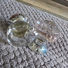Coppia pomelli per porta in vetro trasparente con pannelli posteriori argento lucido, reversibili, fissaggi