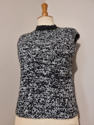 HANDSTRICK PULLOVER ÄRMELLOS SCHWARZ WEISS UND GLÄNZEND HAND MADE WOLLE