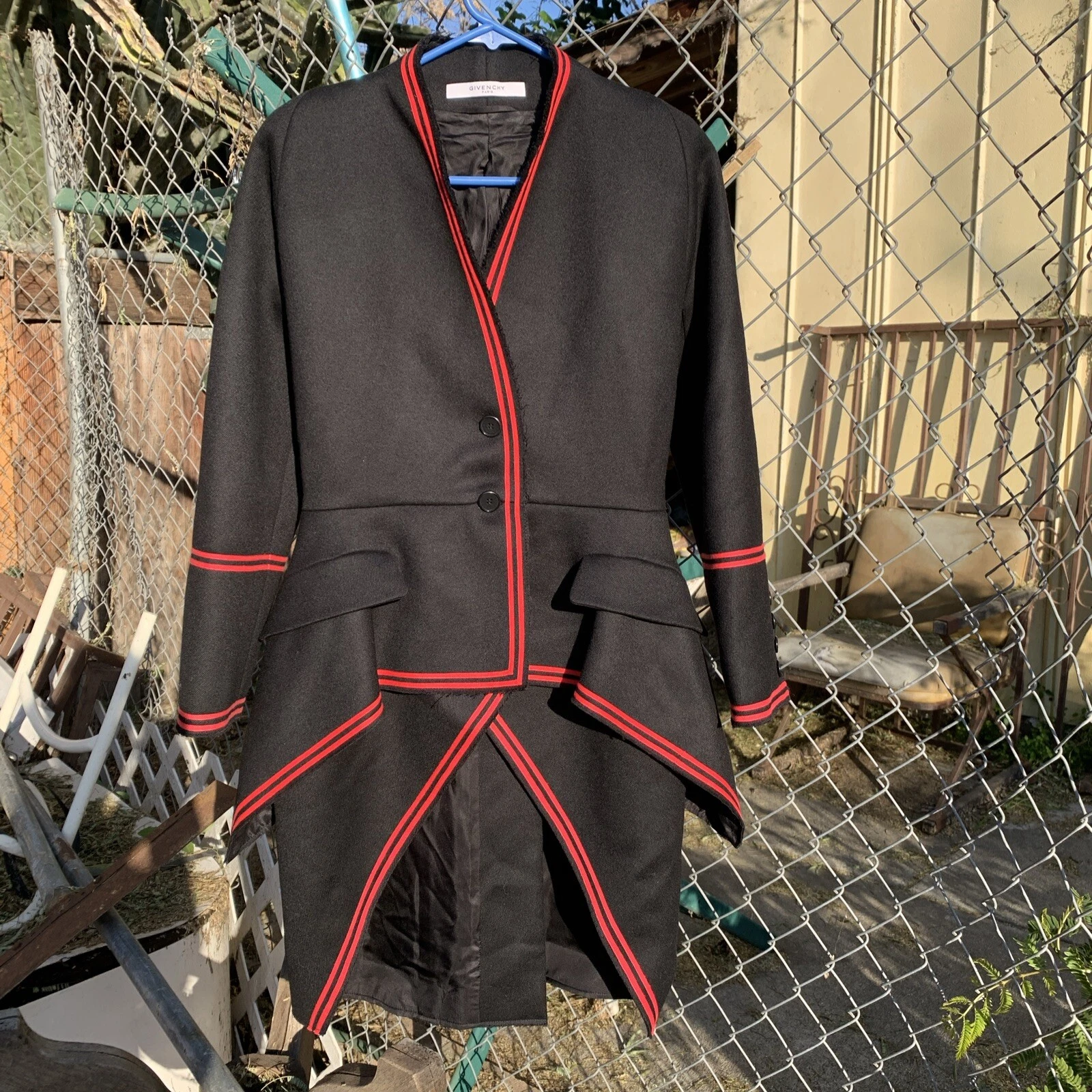 Cappotto di lana Givenchy Paris nero con finiture rosse e sfilacciatura intenzionale taglia 42