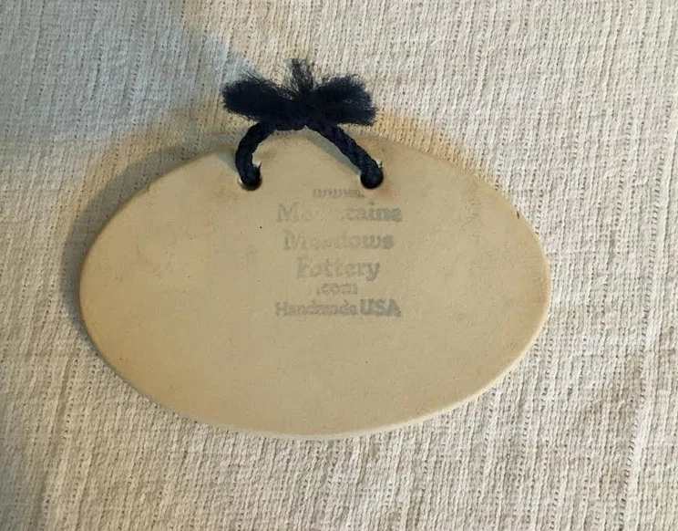 LETRERO HECHO A MANO DE CERÁMICA MOUNTAINE MEADOWS Foto 2 de 3