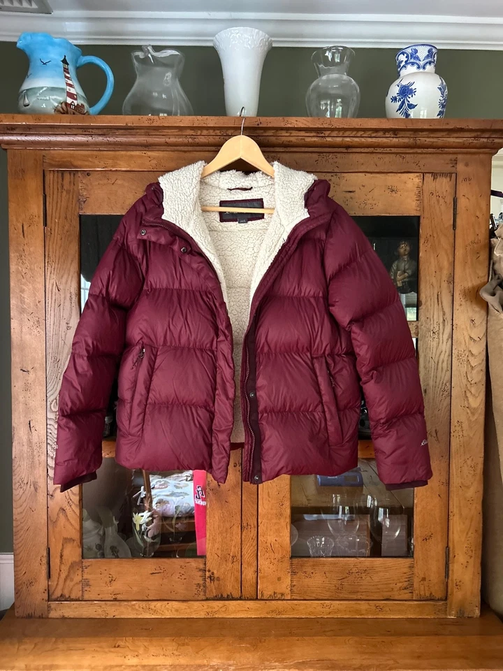 Abrigo acolchado Eddie Bauer Sherpa forro con capucha granate grande Foto 2 de 4