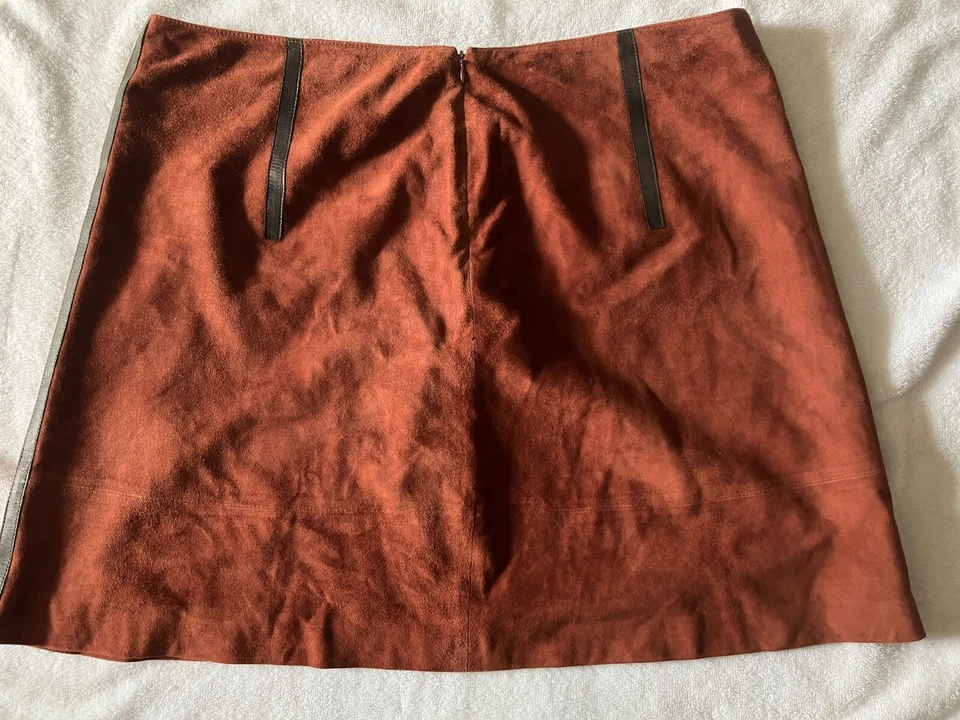 Hermosa Falda EMANUEL UNGARO MARRÓN Suave Gamuza Hasta la Rodilla Talla 16 38 Cintura Foto 3 de 4