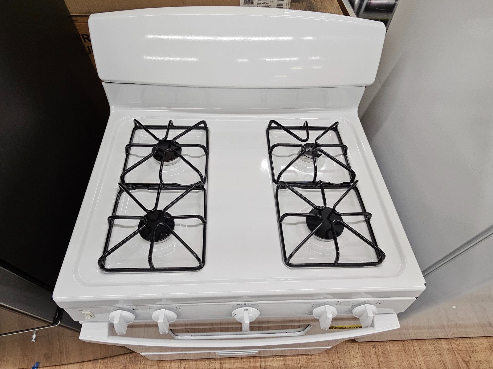 GE JGBS10DEMWW 30" White Freestanding 4 Burner Gas Range NOB #157650