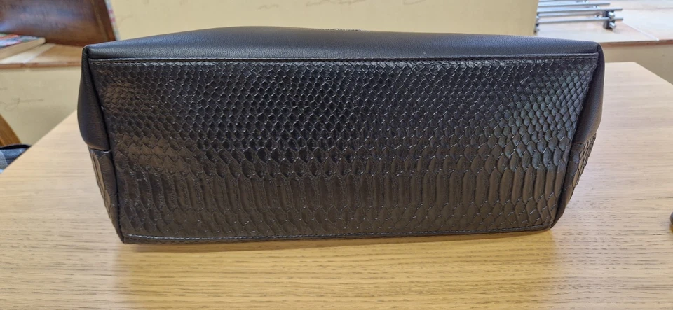 BETTY BARCLAY BLACK FAUX LEATHER / CROC EFFECT TOTE BAG. 2 STRAPS. BNWT - Image 3 of 4