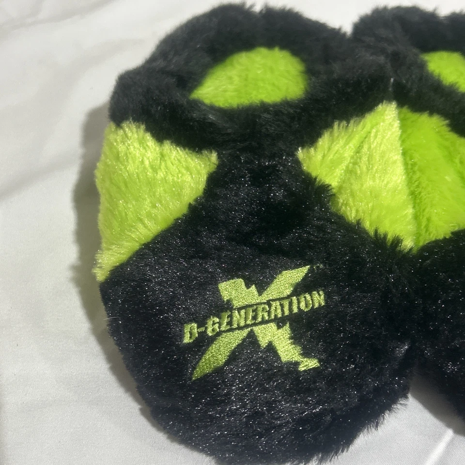 复古 WWE D-Generation X FOREVER COLLECTIBLES 黑色/黄色 FUZZY 滑鞋 儿童 L — 第 2/4 张图片