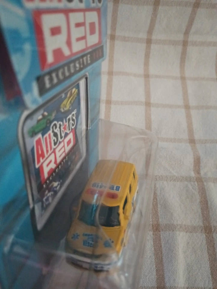 Ambulancia Maisto Scion XB 2008 All Stars roja exclusiva 100 Foto 3 de 4