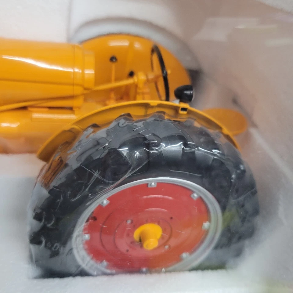 Speccast 2008 1/16 Minneapolis Moline model U LP gas n/front detailed tractor - Image 4 of 4