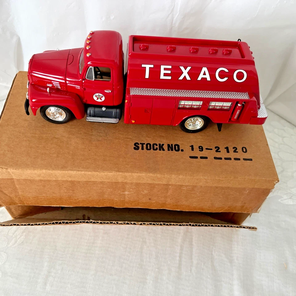 FIRST GEAR 1957 INTERNATIONAL AVIATION REFUELER- R-190 - 1/34 #19-2120 - Image 2 of 4