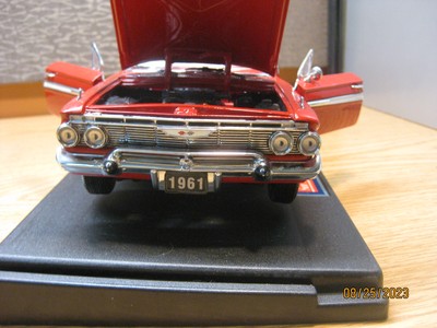Chevrolet Impala SS 409 Rouge 1961 - Sunstar 1/18 - 2100 - Occasion