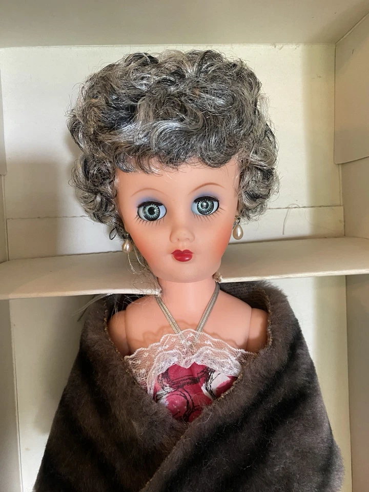 "Muñeca niña de moda vintage de los años 50 de 19"" de alto con CAJA pelo gris, envoltura de piel sintética 14R BONITA Foto 2 de 4