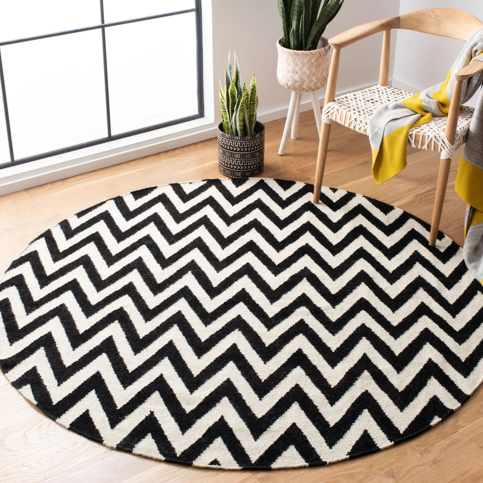 SAFAVIEH Dhurries DHU557L Handwoven Black / Ivory Rug - Image 2 of 4